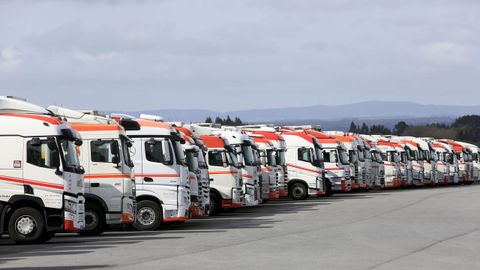 Camiones parados en el aparcamiento de la planta de envasado de leche Rio Ceao.