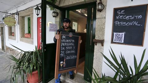 Efrn Branca, del restaurante El Italiano, en Portomarn, busca dos empleados. Cuenta que le cuesta encontrar gente por la temporalidad