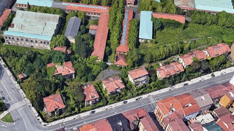 Vista aérea de los ocho edificios (12 viviendas) que fueron residencia de los jefes de la Fábrica de Armas de La Vega, Oviedo