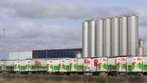 CAmiones parados ante la planta de Leite Río