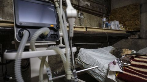 Una paciente recibe atencin mdica en el bnker de un hospital ucraniano.