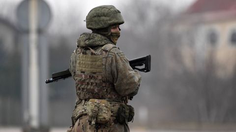Un soldado ruso haciendo guardia en el norte de Crimea durante el inicio de la invasin de Ucrania.