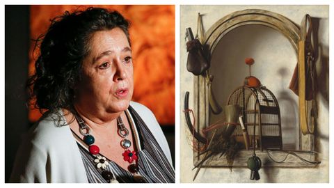 Mar Borobia, comisaria de la exposición «Hiperreal. El arte del trampantojo». A la derecha, «Aparejos de cetrería en un nicho», óleo de Christoffel Pierson (La Haya, 1631-Gouda, 1714) cedido por la National Gallery of Art de Washington.