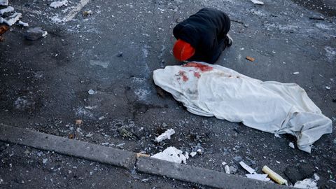 Un hombre llora la muerte de su madre, fallecida cuando un misil alcanzó el edificio en el que vivía en Kiev