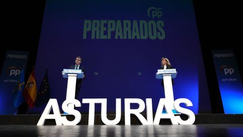 El presidente de la Xunta de Galicia y futuro líder del PP, Alberto Núñez Feijóo (i), junto a la presidenta del PP de Asturias, Teresa Mallada (d), durante el acto de la formación celebrado este jueves en el Teatro Campoamor de Oviedo