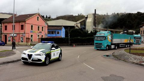 Escolta de camiones por la Guardia Civil en Langreo