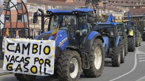 Protesta de ganaderos y camiones en Oviedo