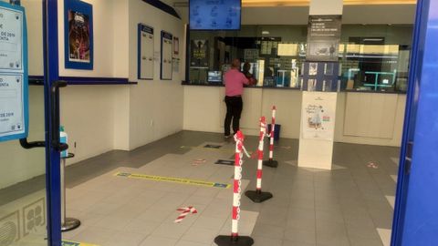 Foto de archivo de una administración de Loterías en Oviedo con las medidas higiénico-sanitarias puestas en marcha para evitar el contagio del coronavirus