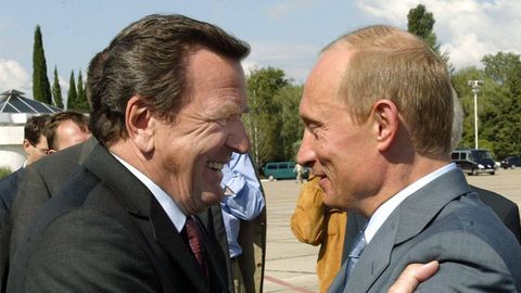 El entonces canciller alemán Gerhard Schroeder y el presidente ruso, Vladimir Putin, saludándose efusivamente en un encuentro en Rusia en el 2004.