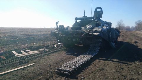 Uno de los tanques rusos destruidos en Volnovaja.