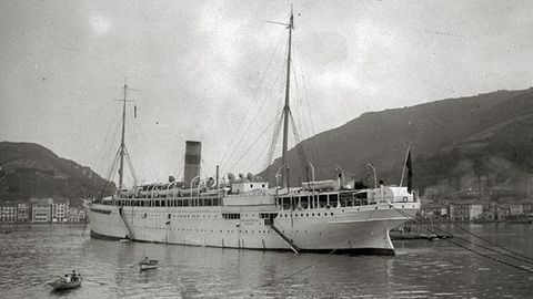 El vapor Reina María Cristina en el año 1928. Había sido transatlántico, pero en esta fecha ya había sido reformado y hacía solo viajes turísticos cortos