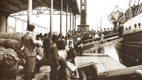 Emigrantes desembarcando en el puerto de Montevideo. Uruguay y Argentina fueron, junto a Cuba y Mxico, destino de muchos asturianos desde el siglo XIX