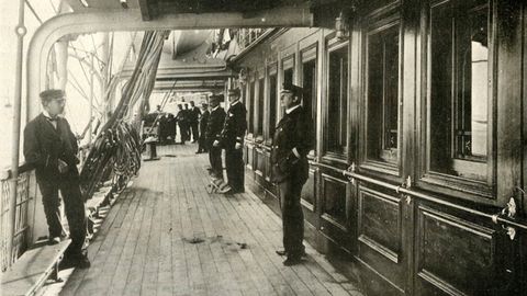 Tripulación en la cubierta del vapor Reina María Cristina (año 1897), que partía de Gijón hacia La Habana y Veracruz