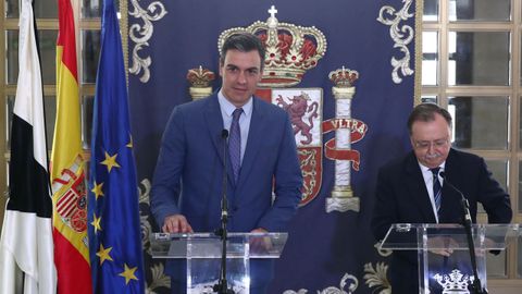 El presidente del Gobierno, Pedro Sánchez, acompañado por el presidente de la ciudad autónoma de Ceuta, Juan Jesús Vivas, este miércoles en rueda de prensa.