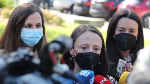 La consejera de Derechos Sociales y Bienestar del Principado, Melania Álvarez, y la ministra de Derechos Sociales y Agenda 2030, Ione Belarra, atienden a los medios de comunicación