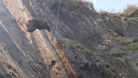 Bomberos de Viveiro inspeccionaron el acantilado de la Cova da Doncela