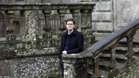 Alberto Veiga volvió este año a su ciudad para dar una charla en el Colexio de Arquitectos: «Ese día aproveché para recorrer sitios de mi infancia, como la plaza de San Martiño. La última foto con mis padres y mi hermano fue aquí»