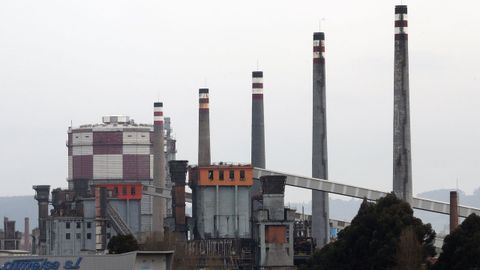 Vista de las antiguas baterías de ArcelorMittal de Avilés, construidas en diferentes fases en los años 1965 y 1978, afrontan sus últimos días, previos a su definitiva demolición, para dar paso al desarrollo de una nueva industria en un enclave estratégicamente privilegiado.