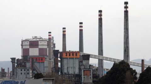 Vista de las antiguas bateras de ArcelorMittal de Avils, construidas en diferentes fases en los aos 1965 y 1978, afrontan sus ltimos das, previos a su definitiva demolicin, para dar paso al desarrollo de una nueva industria en un enclave estratgicamente privilegiado.