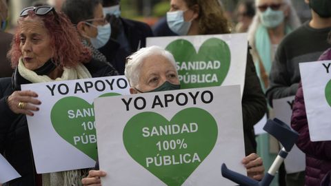 Cientos de personas se han concentrado este domingo en Oviedo, ante el teatro Campoamor, convocados por CCOO, UGT y varias plataformas en defensa de la Atención Primaria