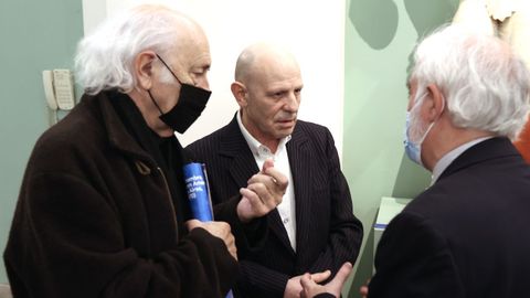 Amancio Prada y Antón Lamazares charlan con un invitado, en la presentación en Madrid.