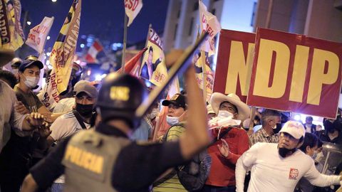 La Polica dispersa a los simpatizantes del presidente peruano, Pedro Castillo, para evitar enfrentamientos con los manifestantes a favor de la destitucin en los exteriores del Congreso, la noche del lunes en Lima 