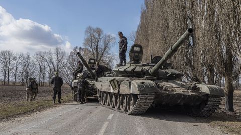 Soldados ucranianos en un tanque ruso tras un combate cerca de Kiev.