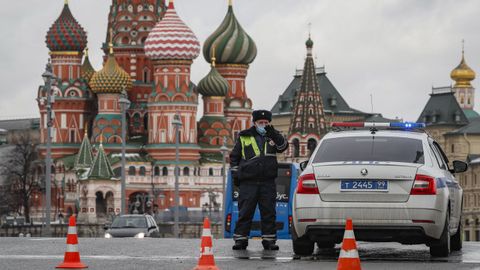Un polica ruso en un control en la zona de la plaza Roja de Mosc