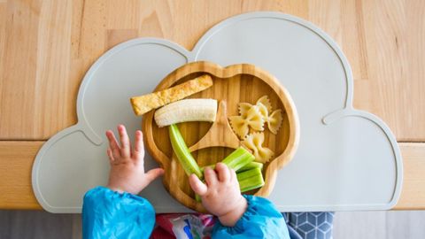 La alimentación complementaria puede realizarse mediante el método tradicional con purés, o con el baby led weaning.