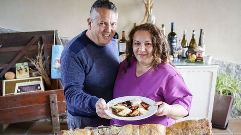 Alberto y Lisa, posando con uno de sus platos estrella el pulpo con queso de Arza