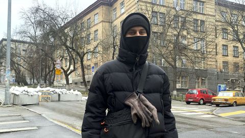 Vlad, un joven de 20 años que integra un grupo autogestionado de vigilantes de barrios en Kiev 