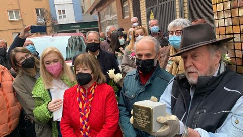 El artista alemán Gunter Demnig muestra el primero de los 34 adoquines de la memoria que se colocarán en Gijón