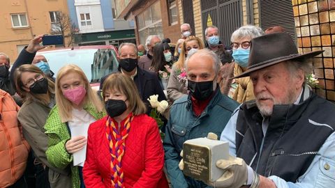 El artista alemn Gunter Demnig muestra el primero de los 34 adoquines de la memoria que se colocarn en Gijn