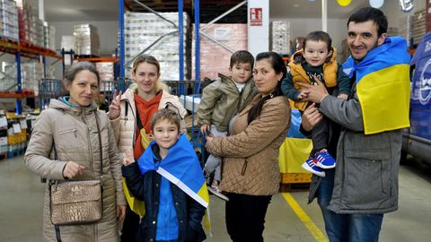 De derecha a izquierda: Vitalii con su hijo Ruslan; su mujer Nadzhiie; su hijo Alan; su hijo Artem; su hermana Alina y su madre Katerina a su llegada a A Coruña