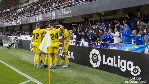 Los futbolistas del Real Oviedo celebran el gol de Luismi al Cartagena
