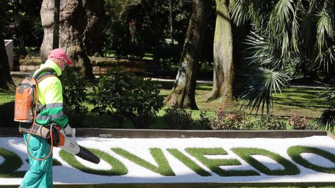 Un jardinero trabaja en el parque de San Francisco de Oviedo. ARCHIVO