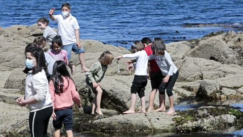 Alumnos del CEIP A Torre-Cela, en la playa de Agrelo, en Bueu
