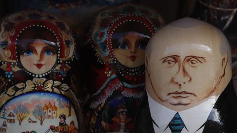 Muñeca «matryoshka» que representa al presidente ruso, en un mercado callejero en San Petersburgo