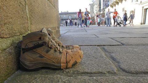 Unas botas de peregrino abandonadas en la plaza del Obradoiro.
