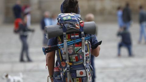 Un peregrino con la mochila a la espalda en Santiago.