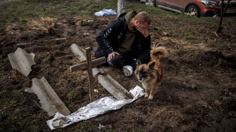 Serhii Lahovskyi, de 26 aos, llora junto a la tumba de su amigo Ihor Lytvynenko, quien segn los residentes fue asesinado por soldados rusos en Bucha.