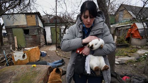 Irina Guryanova, que rescata a sus mascotas tras haber perdido a su marido y a su hermano en la matanza de Bucha.
