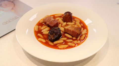 Plato con la fabada premiada como La Mejor Fabada del Mundo de 2022