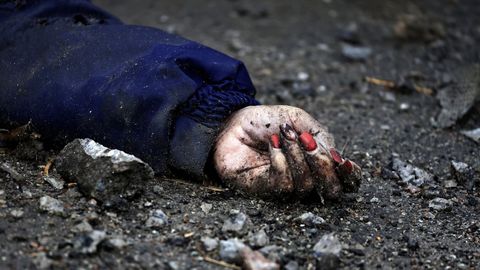 El cuerpo de Iryna, asesinada en una calle de Bucha.