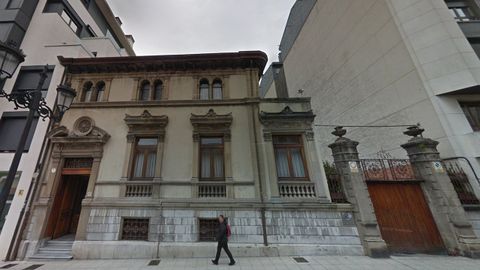 Fachada principal del palacete Masaveu en la calle Pérez de la Sala de Oviedo