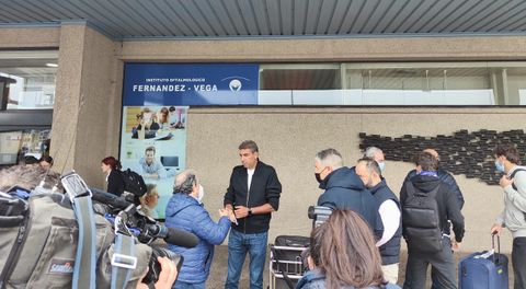 Arturo Elas charla con Federico Gonzlez a su llegada a Asturias