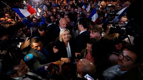 Marine Le Pen, rodeada de seguidores en un acto electoral en Perpiñán