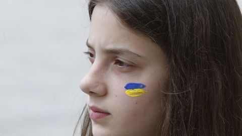 Concentración en María Pita contra la guerra de Ucrania y escenificación del ataque estación de tren Kramatorsk