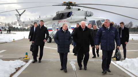 El presidente ruso, Vladimir Putin, el presidente bielorruso, Alexander Lukashenko, y el director general de Roscosmos, Dmitry Rogozin, visitan la estacin espacial de Vostochny en la regin de Amur este martes.