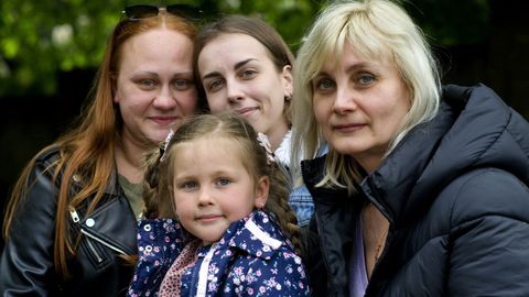 Alina, ucraniana residente en Carral, con su cuñada, la madre de esta y su sobrina